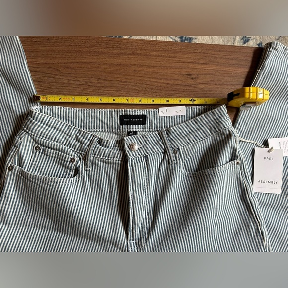 wide leg jeans, sz 8 denim, white with blue pin stripes, adorable, long, NEW - Picture 10 of 10